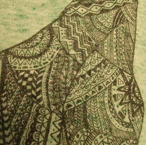 Empire mandella giraffe v-neck shirt size medium - Picture 6 of 7